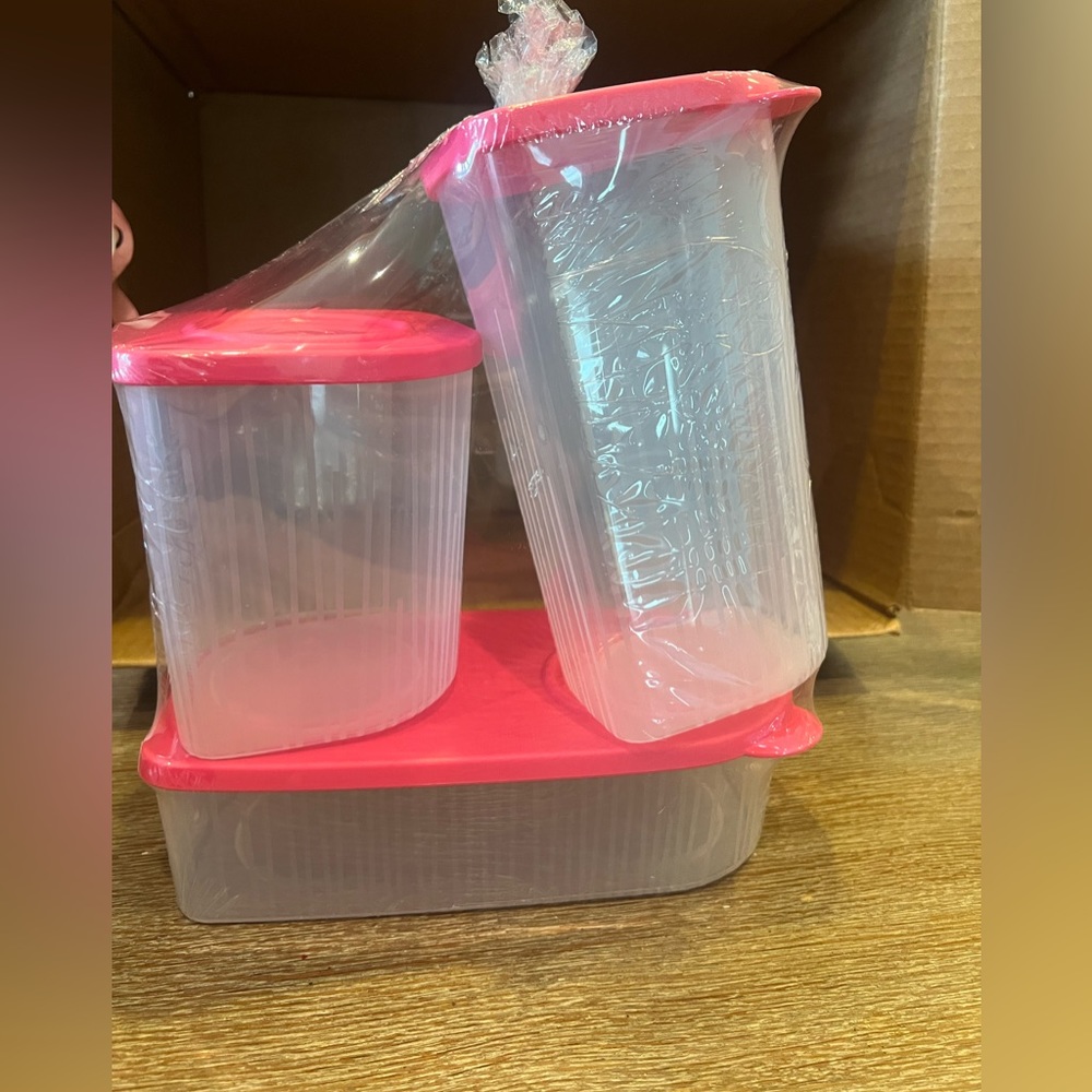 Tupperware containers - Picture 2 of 4